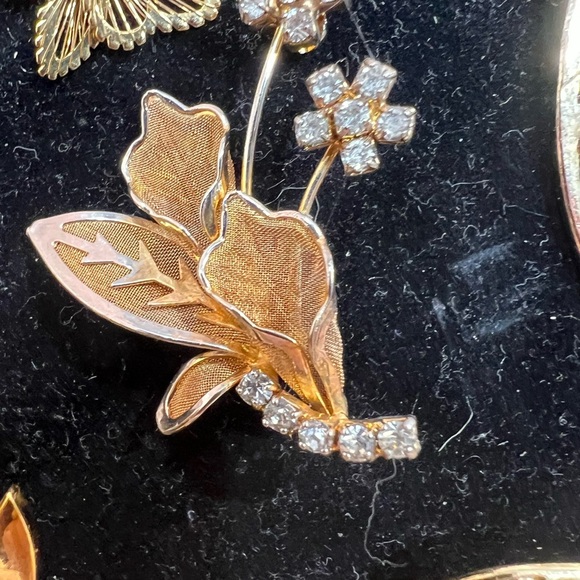 Lot 3 Six Brooches all Gold Accent Pins all Gold Plated. - Picture 6 of 9